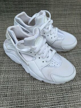 Nike Kid’s Low-Cut Air Huarache Run Athletic Sneakers 654275-110 Triple White 6Y
